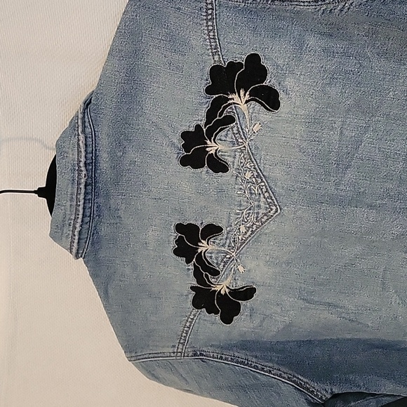 Mavis Jeans Co Distressed Embroidered Jean look Snap button shirt size S… - Picture 6 of 10